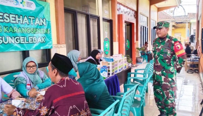 Babinsa Karanggeneng Lamongan Kawal Edukasi Nutrisi dan Pengobatan Gratis Warga Sungelebak