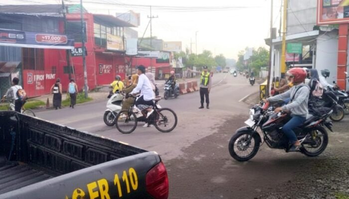 Humanis dan Akrab, Kapolsek Kapas Bojonegoro Sapa Warga di Proliman