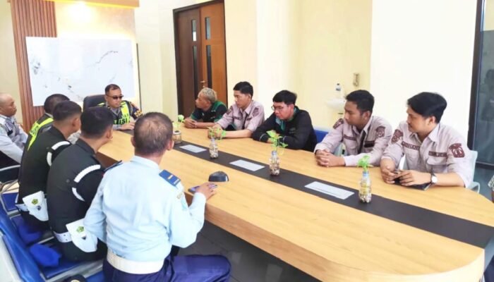 Satlantas Gresik Ingatkan Driver Trans Jatim Soal Keselamatan dan Sanksi Hukum