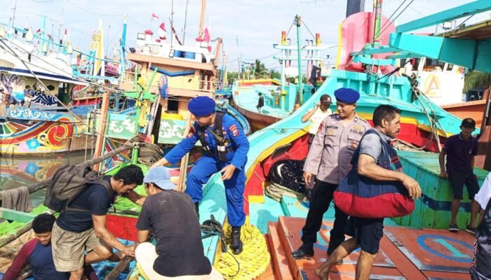 Kapal Tenggelam, Empat Nelayan di Lamongan Terombang-ambing 2 Jam di Laut