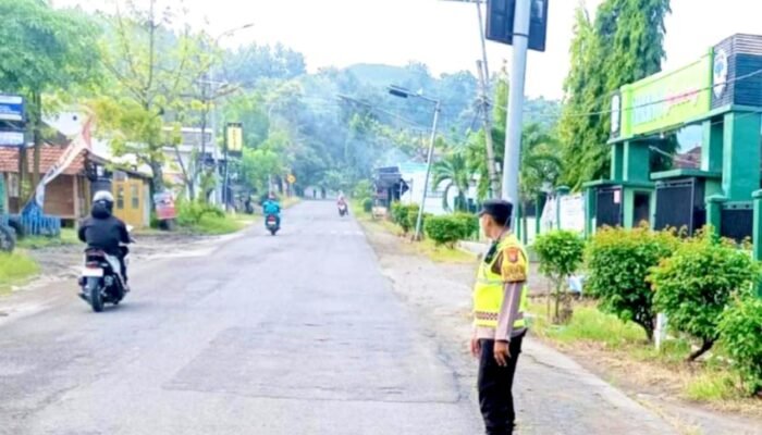 Polisi Hadir Sejak Dini, Arus Pagi di Gondang Bojonegoro Lebih Lancar