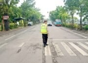 Cegah Macet dan Laka, Polisi Atur Arus Pagi di Perempatan Balen Bojonegoro