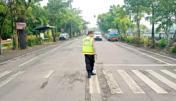 Cegah Macet dan Laka, Polisi Atur Arus Pagi di Perempatan Balen Bojonegoro