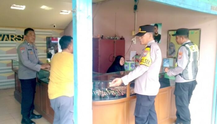 Harga Emas Fluktuatif, Kapolsek Balen Bojonegoro Turun Langsung Amankan Toko