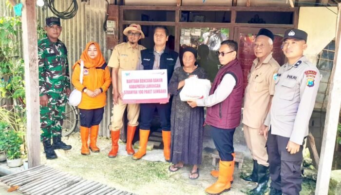 Babinsa Turi Turun Lapangan Kawal Bantuan Sembako Korban Banjir Lamongan