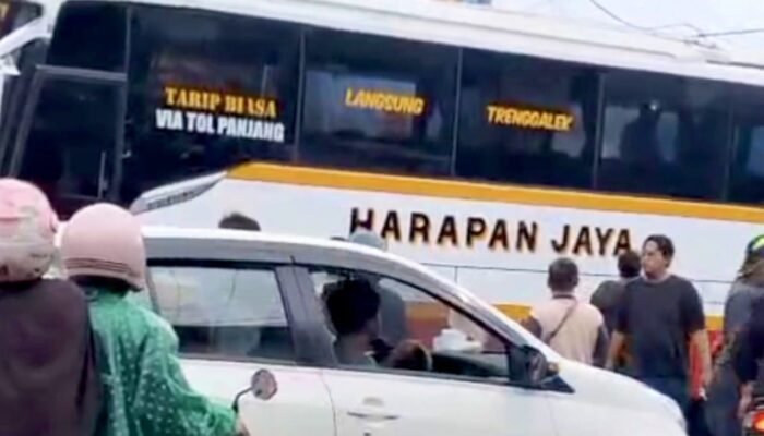 Bus Harapan Jaya Tabrak Beruntun di Simpang Muning Kediri