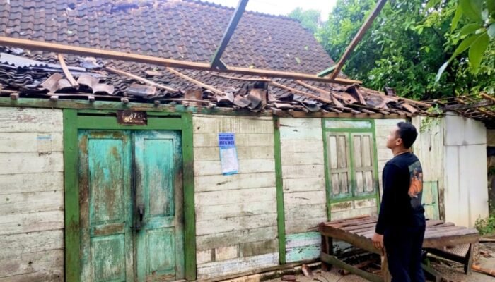 Angin Kencang Terjang Bojonegoro, Puluhan Rumah Warga Rusak