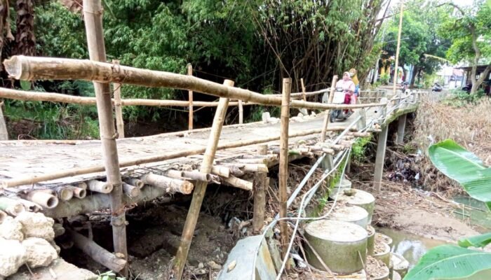 Diterjang Banjir, Jembatan Antar Kabupaten Bojonegoro Lamongan Dibiarkan Rusak Berbulan-bulan