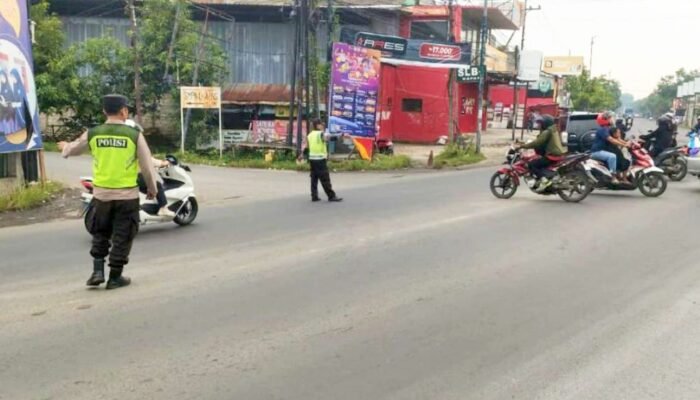 Pagi Hari di Kapas Bojonegoro, Polisi Atur Lalu Lintas