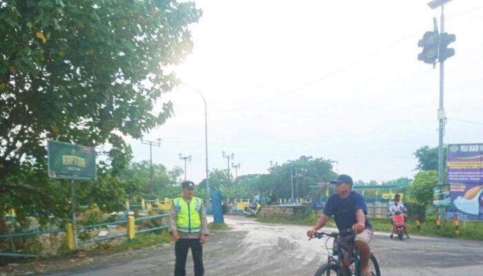 Cegah Macet dan Laka Lantas, Polisi Sukosewu Bojonegoro Turun Langsung di Pertigaan DAM Klepek