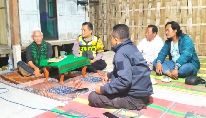 Dialog Humanis Polisi Kepohbaru Bojonegoro dengan Tokoh Agama di Desa Woro