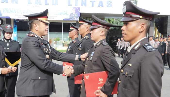 Kapolres Lamongan Anugerahkan Satya Lencana Pengabdian