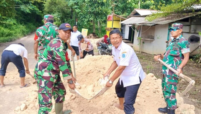 Karya Bakti TNI di Laren Lamongan, Jalan Rusak Kini Kembali Layak Dilalui