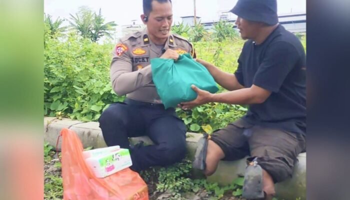 PADUKA Polres Lamongan, Polisi Turun ke Jalan Berbagi untuk Warga Difabel