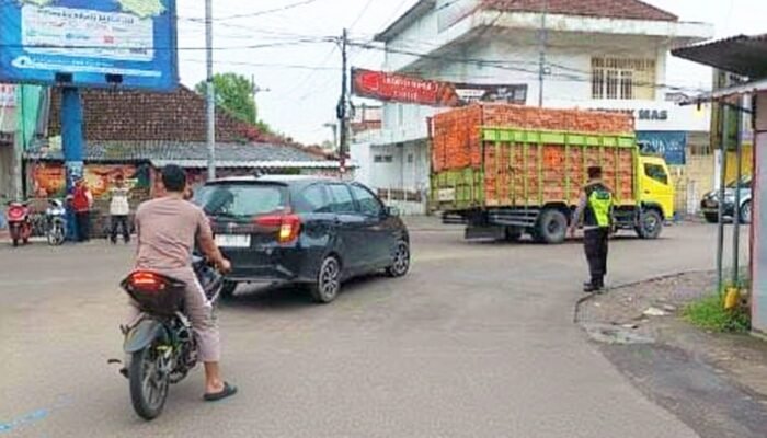 Peduli Pelajar, Polisi Atur Lalin di Depan Pasar Kedungadem Bojonegoro