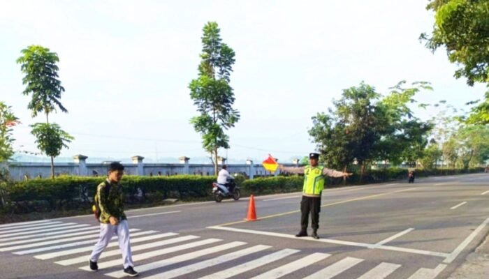 Polisi Sumberrejo Bojonegoro Amankan Pagi Hari, Anak Sekolah Dibantu Menyeberang