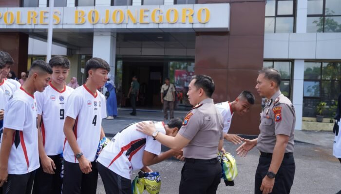 Kapolres Bojonegoro Lepas Tim Bola Voli U – 18 Berlaga di Kejurprov Jatim