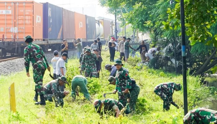 Mitigasi Bencana, Babinsa Kodim Bojonegoro bersama Warga Sokorejo Karya Bakti Pembersihan Sungai
