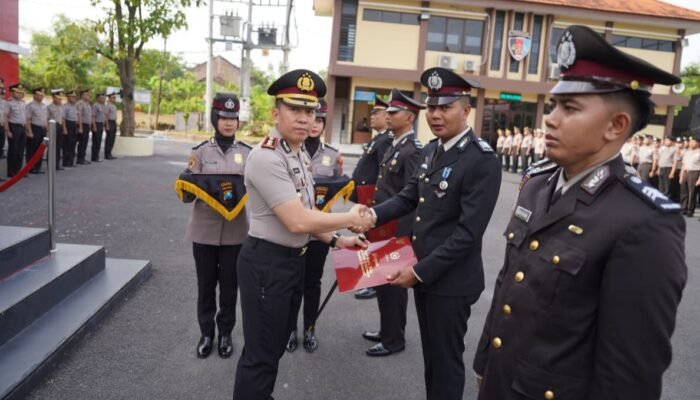 Polres Bojonegoro Anugerahkan Tanda Kehormatan Pengabdian Kepada78 Personel