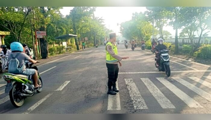 Jam Sibuk Pagi, Polisi Turun Langsung Atur Lalu Lintas di Balen Bojonegoro