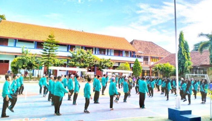 Babinsa Koramil Bluluk Lamongan Latih Kesemaptaan 85 Siswa SMA