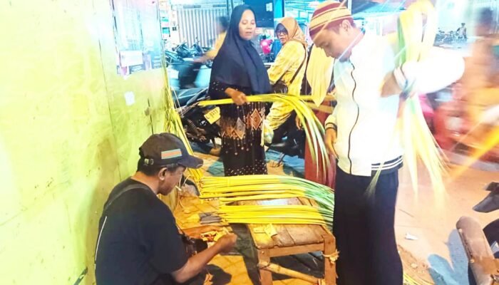 Jelang Doa Nisfu Syakban, Janur di Bojonegoro Ramai Diburu
