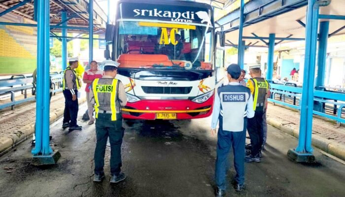Ramp Check Bus di Sunan Drajad, Satlantas Lamongan Pastikan Semua Laik Jalan