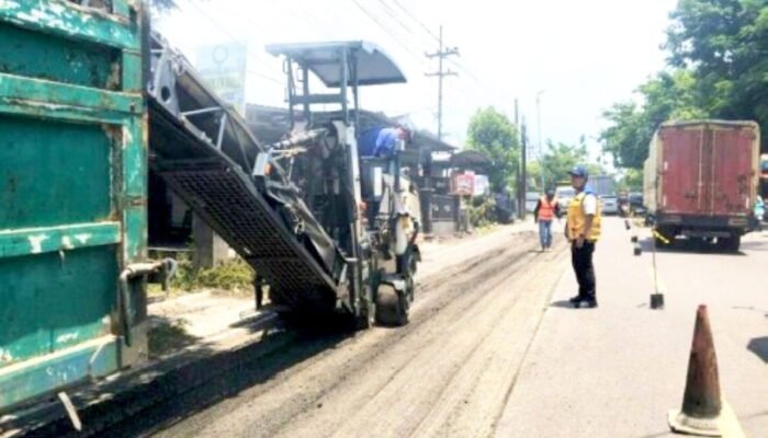 Sering Bergelombang, Ruas Bojonegoro–Babat Akhirnya Dikebut Perbaikan
