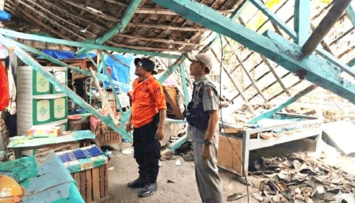 Hujan Disertai Angin Kencang, Rumah Warga Bojonegoro Ambruk