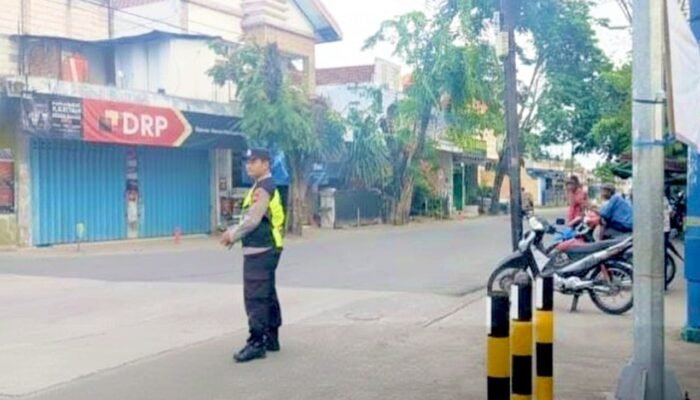 Sibuk Pagi Hari, Polsek Kedungadem Bojonegoro Turun Amankan Lalin Pasar