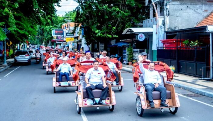 Pembecak Lansia Gresik Terima Becak Listrik dari Prabowo