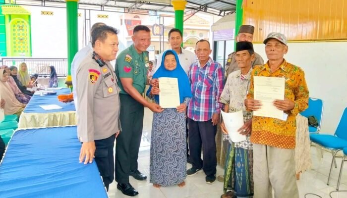 381 Warga Prijekngablak Lamongan Terima Sertifikat Elektronik, Babinsa Turun Langsung