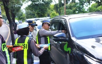 Cara Unik Satlantas Gresik Edukasi Pengguna Jalan, Bagi-Bagi Cokelat