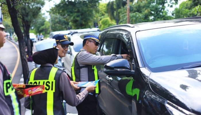 Cara Unik Satlantas Gresik Edukasi Pengguna Jalan, Bagi-Bagi Cokelat