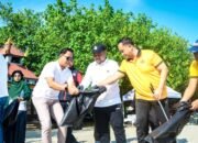 Aksi Bersih Pantai Dalegan, Bupati Gresik: Sampah Laut Bukan Masalah Sepele