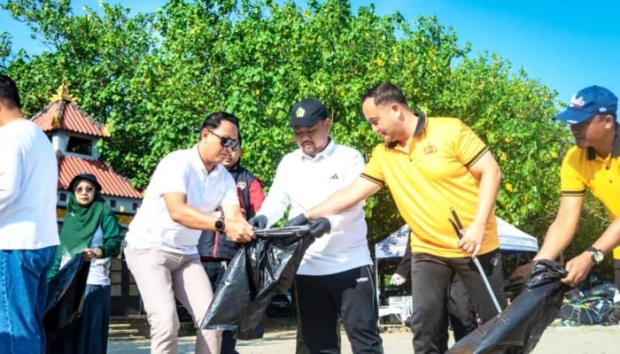 Aksi Bersih Pantai Dalegan, Bupati Gresik: Sampah Laut Bukan Masalah Sepele