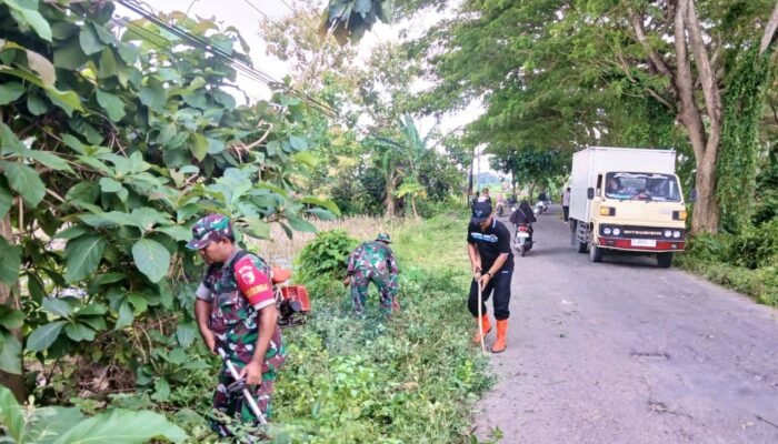 Sinergi TNI dan Muspika, Jalan Poros Laren–Blimbing Lamongan Kembali Bersih