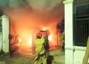 Mobil di Bojonegoro Ludes Terbakar, Damkarmat Cegah Api Merambat ke Rumah