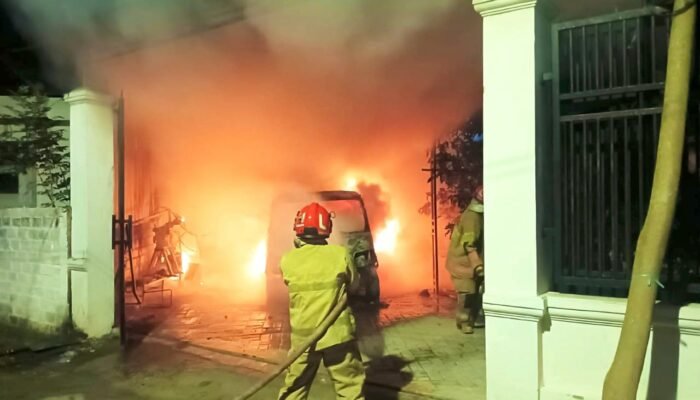 Mobil di Bojonegoro Ludes Terbakar, Damkarmat Cegah Api Merambat ke Rumah