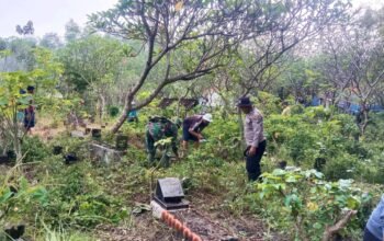 Pagi-Pagi, TNI Polri Turun ke TPU Warukulon Lamongan Bersama Warga
