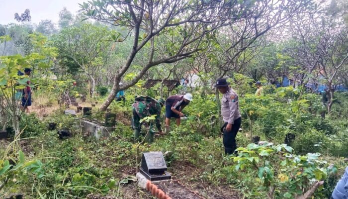 Pagi-Pagi, TNI Polri Turun ke TPU Warukulon Lamongan Bersama Warga