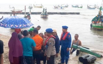 11 Jam Tak Kembali, Perahu Nelayan Lamongan Ditemukan Terapung di Gresik