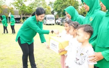 Kurangi Gadget, Persit KCK Lamongan Hidupkan Permainan Rakyat