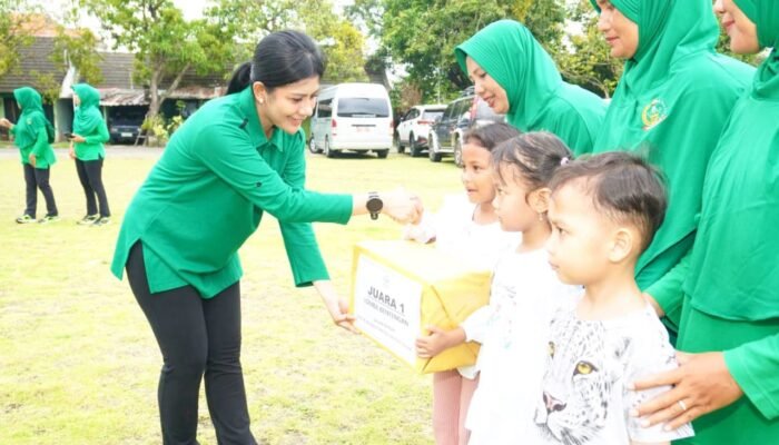 Kurangi Gadget, Persit KCK Lamongan Hidupkan Permainan Rakyat