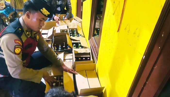 194 Botol Miras Disita Polisi dari Kos di Lamongan