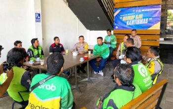 Cara Unik Polantas Lamongan: Ngopi Bareng Ojol Bahas Keselamatan