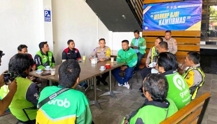 Cara Unik Polantas Lamongan: Ngopi Bareng Ojol Bahas Keselamatan