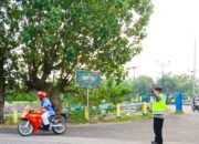 Jaga Keselamatan Pagi Hari, Polisi Sukosewu Bojonegoro Atur Lalin di Pertigaan DAM Klepek