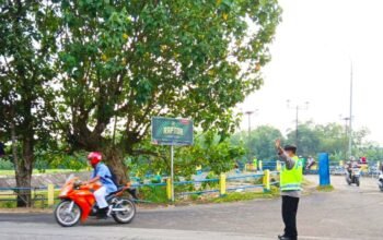 Jaga Keselamatan Pagi Hari, Polisi Sukosewu Bojonegoro Atur Lalin di Pertigaan DAM Klepek