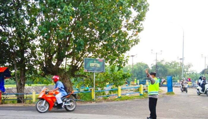 Jaga Keselamatan Pagi Hari, Polisi Sukosewu Bojonegoro Atur Lalin di Pertigaan DAM Klepek